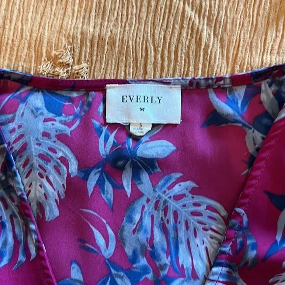 FREE SHIP Everly Floral Faux Wrap Cropped Top, Sz S - Picture 6 of 7